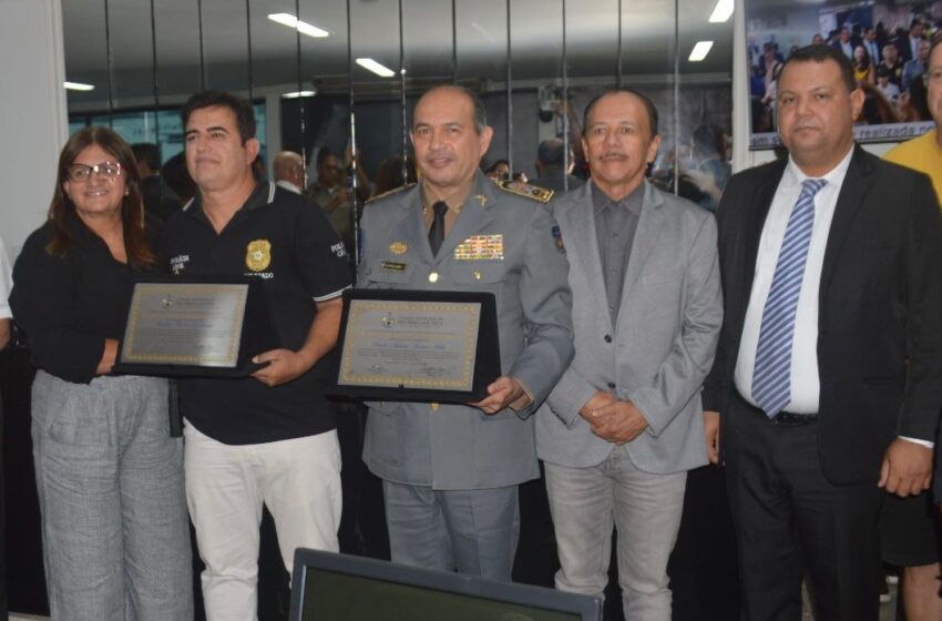  Entrega de Honraria Policial Destaque do Ano ao Coronel Paulo Amorim e Delegado Rodrigo lota Câmara de Delmiro Gouveia com representantes das forças de segurança do município, região e Estado